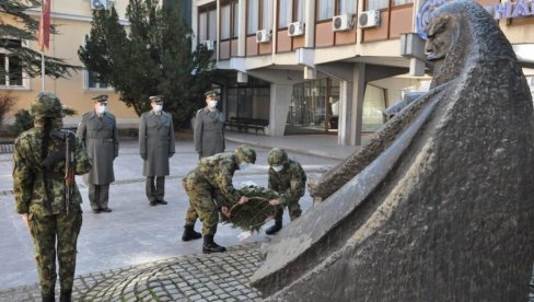 ПРАЗНИК СВЕТЛОГ ПЕРИОДА ИСТОРИЈЕ СРБИЈЕ: Полагањем цвећа на споменик проти Матеји обележен Дан државности у Ваљеву