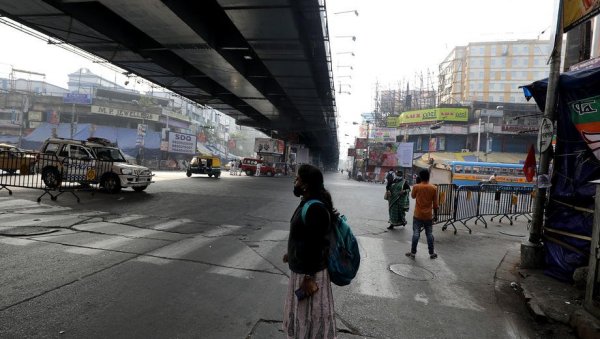 ЛОШИ ПУТЕВИ И СТАРА ВОЗИЛА: Несрећа у Индији - аутобус слетео са моста, 40 људи настрадало