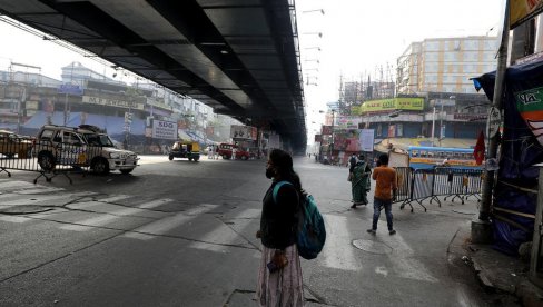 NEOBIČAN POTEZ KANDIDATA NA IZBORIMA U INDIJI: Pse lutalice koriste kao hodajuće reklame (FOTO)