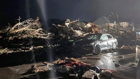 АПОКАЛИПТИЧКИ ПРИЗОРИ ИЗ АМЕРИКЕ: Погинуле најмање три особе у разорном удару торнада (ФОТО)