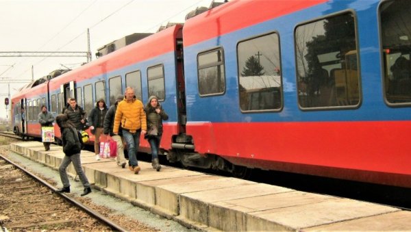 ДО БРЗЕ ПРУГЕ СПАС САМО ГСП: Житељима Змајева и околних села отежано је путовање возом, посебно повратак с посла