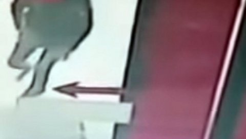 СНИМАК УБИСТВА МИГРАНТА У ТЕШЊУ: Нападач га стигао на улазу у тржни центар - човек издахнуо у болници (УЗНЕМИРУЈУЋИ ВИДЕО)