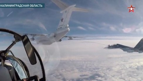 ЛОВАЦ И БОМБАРДЕР НА 5.000 МЕТАРА: Погледајте како Су-24 и Су-30СМ допуњују гориво при брзини од 500 километара на сат (ВИДЕО)