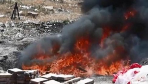 ПОГЛЕДАЈТЕ КАКО ГОРИ ТОНА И ПО КОКАИНА: Наоружана полиција уништила огромну количину наркотика у Хондурасу (ВИДЕО)