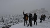 DANIMA BESNE OLUJE NA SANTORINIJU: Mediteransko ostrvo pod snegom i ledom