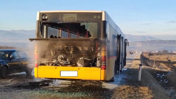 ДРАМА НА ПУТУ КОД ПРОКУПЉА: Запалио се аутобус - путници осетили дим, а онда је почело да куља из задњег дела возила (ВИДЕО)