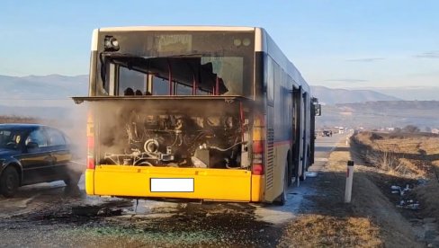DRAMA NA PUTU KOD PROKUPLJA: Zapalio se autobus - putnici osetili dim, a onda je počelo da kulja iz zadnjeg dela vozila (VIDEO)