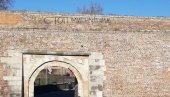 ВАНДАЛИ ИШАРАЛИ КАЛЕМЕГДАН: Натпис Стоп мигрантима освануо на врху једне од капија Београдске тврђаве