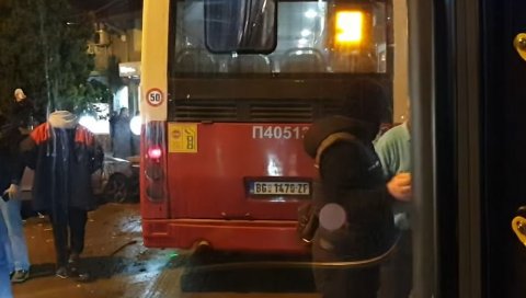 ПРВИ СНИМЦИ УДЕСА НА БУЛЕВАРУ: Аутобус се закуцао у возило - Хитна на месту несреће (ВИДЕО)