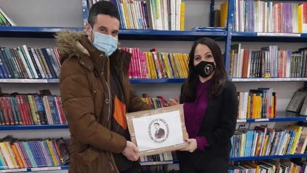 ПОКЛОЊЕНО 300 НАСЛОВА: Библиотека у Лесковцу донирала књиге Одељењу педијатрије