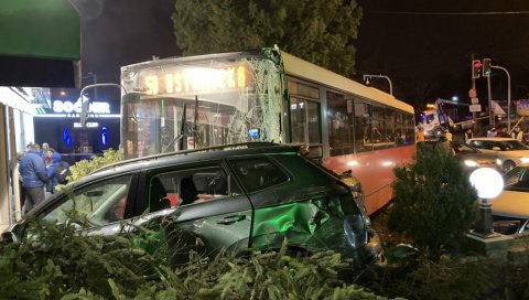ПРВЕ ФОТОГРАФИЈЕ УДЕСА У БУЛЕВАРУ: Уништена четири аутомобила, почупано дрвеће, пала и бандера (ФОТО/ВИДЕО)