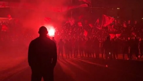 STANKOVIĆ U PRVOM PLANU: Trener pevao sa igračima, dok su navijači preskakali ogradu, palili baklje (VIDEO)