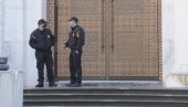 POLICIJSKE SNAGE RASPOREĐENE OKO HRAMA: Čuvaju ulaz u svetinju, liturgija iza zatvorenih vrata (FOTO)