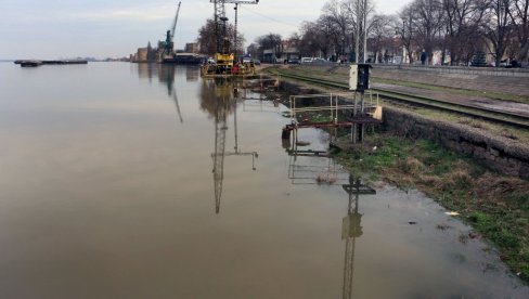 DOK JE STIGLA POLICIJA, LEŠ NESTAO U VODI: Prolaznici u Dunavu kod Smedereva videli telo koje pluta, sutra nastavak potrage