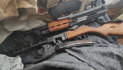 ПОЛИЦИЈА ПРОНАШЛА ЦЕО АРСЕНАЛ! Заплењени пушка, пиштољ и 500 комада муниције, кривичне пријаве за оца и сина из Крушевца