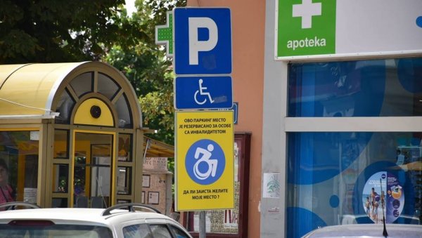 КРЕЋУ РАДОВИ ЧИМ ВРЕМЕ ДОЗВОЛИ: У Вршцу граде нова паркинг места за инвалиде
