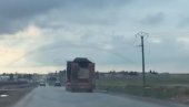 MASOVNO NAORUŽAVANJE AMERIČKIH SAVEZNIKA: Primećen veliki vojni konvoj na severu Sirije (VIDEO)