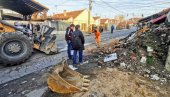 ФОТОГРАФИЈЕ СА ЛИЦА МЕСТА: Обрушио се зид куће на аутобус, једна особа повређена у Београду (ФОТО/ВИДЕО)
