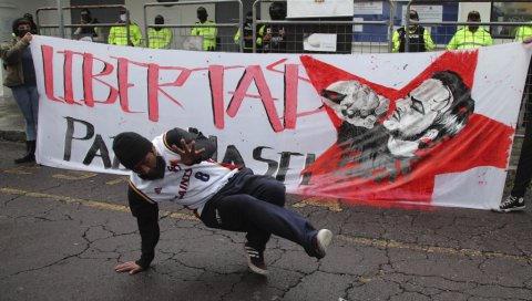 ОСУЂЕН НА 9 МЕСЕЦИ РОБИЈЕ: Премијер Шпаније осудио протесте поводом хапшења репера