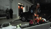TUGA ISPRED KUĆE BALAŠEVIĆA: Građani pale sveće u sećanje na kantautora (FOTO)