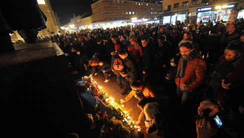 ZASTAVE SPUŠTENE NA POLA KOPLJA: Stotine građana odalo poštu Balaševiću na trgu u Novom Sadu (FOTO)