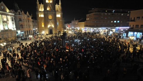 NOVI SAD JE DANAS NAJTUŽNIJI GRAD: Ovako je večeras u srpskoj Atini - pale se sveće, narod se oprašta od Balaševića (FOTO/VIDEO)