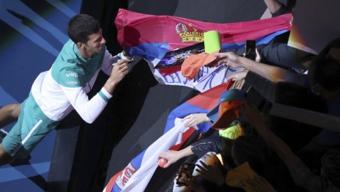 SRAMOTNO: Nije im dozvoljeno da sa srpskom zastavom navijaju za Novaka!