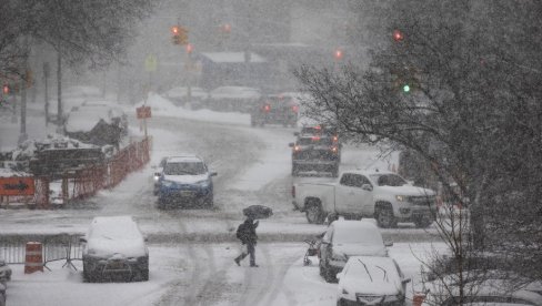 ЗАТВОРЕНЕ ШКОЛЕ, ОТКАЗАНИ ЛЕТОВИ: Америка на удару новог снежног олујног таласа