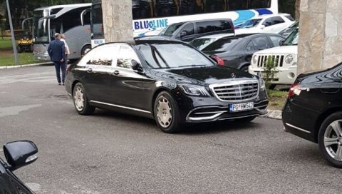 МИЛО ОСТАЈЕ БЕЗ МАЈБАХА: Влада усвојила предлог за продају два луксузна и блиндирана возила у државној својини