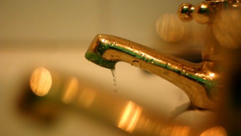 ДЕО САЛАЈКЕ БЕЗ ВОДЕ ДО 15 ЧАСОВА: Радови на санацији хаварије водовода у Новом Саду