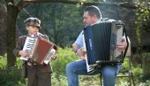SPOT „PUT KOZAKA“ PRED KINEZIMA: Veliki uspeh muzičke porodice Perić iz Bijeljine