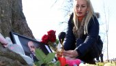 ОПРОШТАЈ ОД СИМБОЛА ЈЕДНОГ ВРЕМЕНА: Смедеревци упалили свеће и бацили беле руже у Дунав (ФОТО)