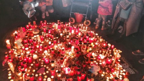 SUBOTIČANI SE OPROSTILI OD BALAŠEVIĆA: Oko 300 građana zapalilo sveću za Đoleta kod nove fontane