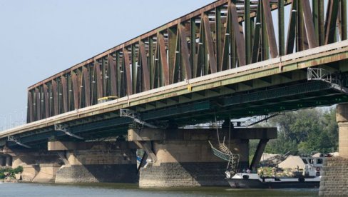 BROD UDARIO U BARŽE NA DUNAVU: Dva plovila stoje kod Pančevačkog mosta