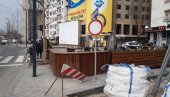 BAŠTA NA PUTU PEŠACIMA: Ugostiteljski objekat na Savskom trgu zauzeo skoro ceo trotoar i onemogućio bezbedan prolaz