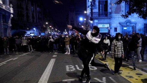 НЕ ОДУСТАЈУ ОД ПОДРШКЕ АСЕЛУ: Још једна ноћ насилних протеста у Барселони (ФОТО)