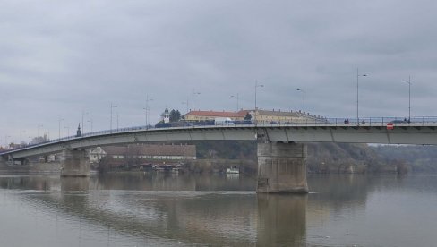 POLICIJA TRAGA ZA TELOM: U Novom Sadu nepoznata osoba skočila sa Varadinskog mosta u Dunav