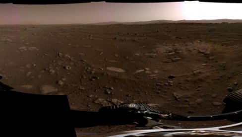 STIGLE NOVE FOTOGRAFIJE MARSA: Rover Istrajnost poslao prve panoramske prizore Crvene planete (FOTO)