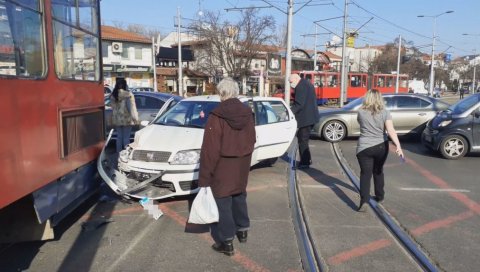 СУДАР НА АУТОКОМАНДИ: Ауто ударио у трамвај (ВИДЕО)