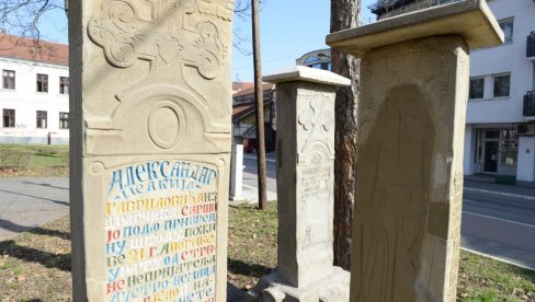 SAČUVANO SEĆANJE NA HRABRE PRETKE: Završena obnova spomenika krajputaša u centru Kraljeva