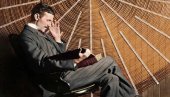 OTKRIVENO: Evo koju knjigu Nikola Tesla čita na legendarnoj fotografiji