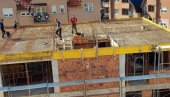СКИНУЛИ ТРАКУ И НАСТАВИЛИ СА ЗИДАЊЕМ: И четврти пут затворено градилиште у Војводе Влаховића