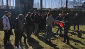 BALAŠEVIĆU LIPA U ŠKOLSKOM DVORIŠTU: Akcija đaka u Beranama - da Đoletovi stihovi žive i ostavljaju trag