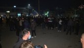 PROTEST NAKON ODREĐIVANJA PRITVORA ZBOG TUČE: Roditelji i učenici u centru Gračanice izrazili nezadovoljstvo zbog odluke suda (FOTO)