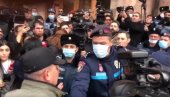 ХАОС У ЈЕРЕВАНУ: Јаке снаге полиције чувају владине зграде, Пашињан позвао народ на митинг (ВИДЕО)