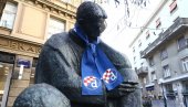 SKANDAL U ZAGREBU: Bed blu bojsi okačili Dinamov šal oko vrata na spomeniku Nikole Tesle