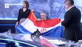 FAŠISTIČKO LUDILO VLADA HRVATSKOM: General u TV emisiji dobio na poklon ustašku zastavu i čuturu sa natisom Za dom spremni (VIDEO)