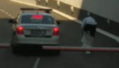 POLICAJAC OBUKAO SPECIJALNO ODELO: Silazi u garažu vođe Alkatraza - počinje pretres, izvoze se automobili bez tablica (VIDEO)