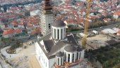 POSTAVLJEN POZLAĆENI KRST NA ZVONIK: Završeni građevinski radovi na Sabornoj crkvi Svete Trojice u Mostaru (FOTO)