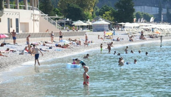 ОМИЉЕНО СРПСКО ЛЕТОВАЛИШТЕ ЖАРИШТЕ КОРОНЕ: Овај град на црногорском приморју је најзараженији на свету